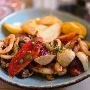 Platos Fuertes - Saltado de Mariscos