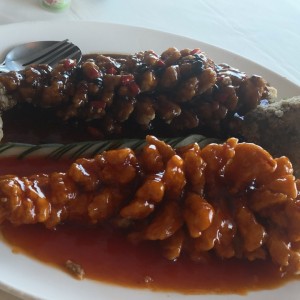 pescado en racimo de uvas mitad en salsa agridulce y mitad en salsa de frijoles negros