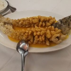 pescado en racimos de uva