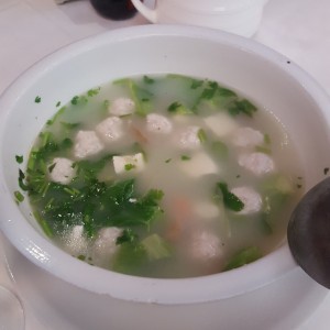 sopa de bolita de pescado con tofu 