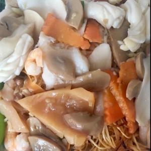 chow mein frito con mariscos