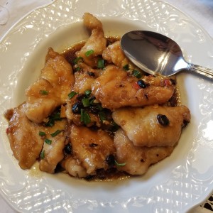 PESCADO EN SALSA DE FRIJOLITOS NEGROS