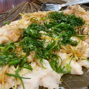 Filetes de pescado a vapor con gengibre y cebollina