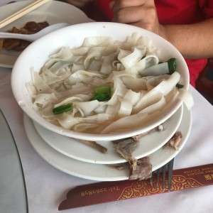 sopa de pato con tallarines de arroz