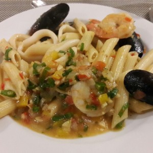 buffet de mariscos pasta penne con mejillones calamares y langostinos al ajillo