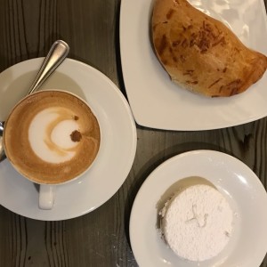 capuccino, empanadas carne y alfajores