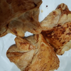 pastelitos de pollo ,queso crema y carne