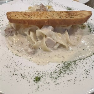 Fetuccini Alfredo con Pollo