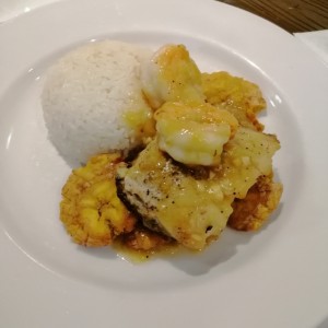 Corvina y langostinos