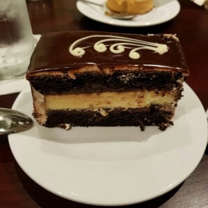 genovesa (dulce de chocolate, cheesecake, dulce de chocolate)