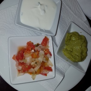 salsas de los nachos supreme. pico de gallo, sour cream y guacamole