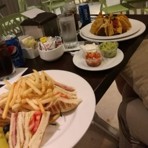 nachos con pollo y club sandwich