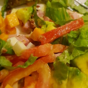 Ensalada Cobb y Ensalada de Aguacate y Tomate