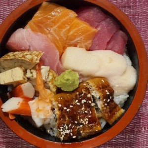 Surtido de sashimi con arroz