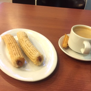 Churros de manjar blanco y cafe americano