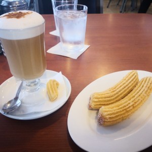 capuchino y churro rellenos de dulce de leche