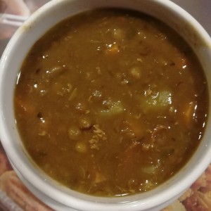 Sopa de lentejas y carne de res.