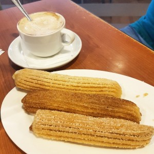 Capuccino y churros rellenos