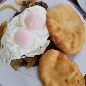 bistec encebollado a caballo con hojaldra 