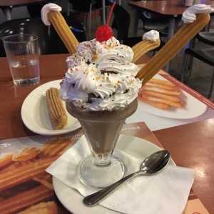 Churros con helado y crema Chantilly 