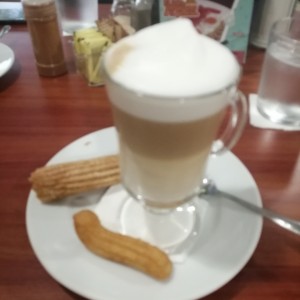 Cappuccino y churro de manjar