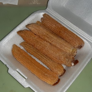 churros de manjar y crema pastelera.