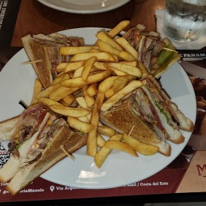 Club Sandwich con papas