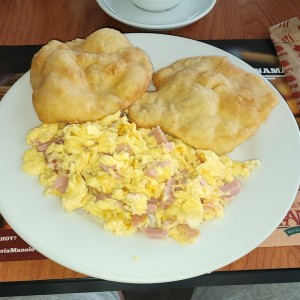 Huevos revueltos con Jamon y Hojaldre