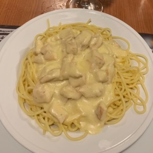 spaguetti con pollo en salsa blanca