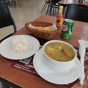 Sancocho con arroz y pan de la casa