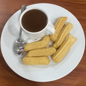 Churros con dip de chocolate