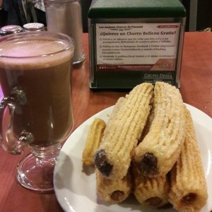 Churros rellenos de manjar y chocolate