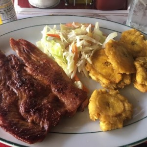 Filete de cerdo con patacones y ensalada