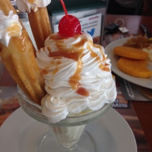 Churros con crema chantilly y helado