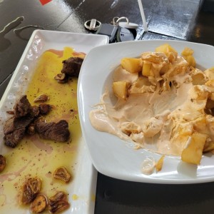 filete troceado con papas bravas 