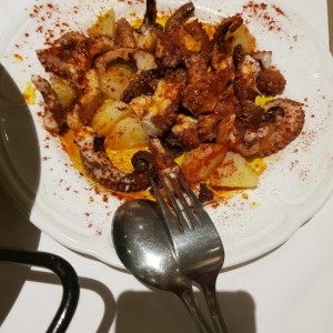 pulpo a la gallega con papas bravas