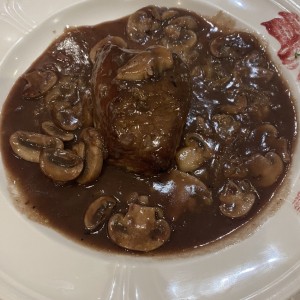 Filete en salsa de oprto con hongos 