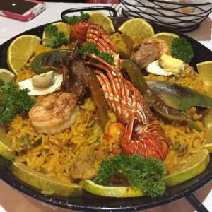 paella con langosta