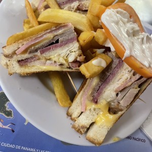 Emparedados /Sandwiches - Club Sandwich