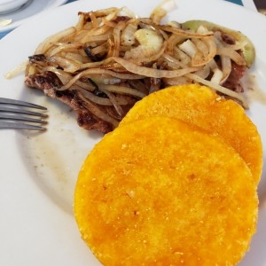 bisteck encebollado con tortillas