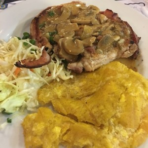 pollo con hongos y patacones 