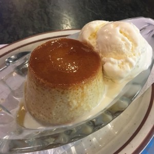 flan de la casa con helado 