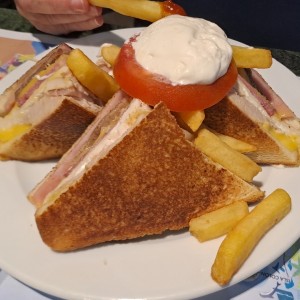 Emparedados /Sandwiches - Club Sandwich