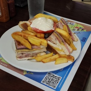 Emparedados /Sandwiches - Club Sandwich