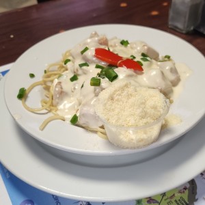 Espagueti con pollo en salsa blanca