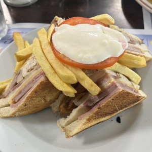 Emparedados /Sandwiches - Club Sandwich