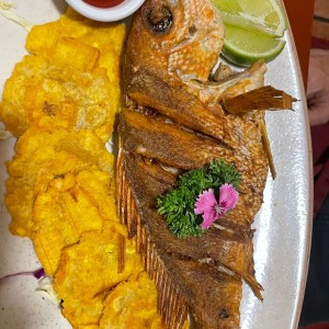 Mariscos - Pargo Entero Frito