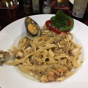 pasta al oleo con mariscos 