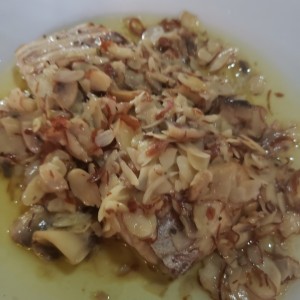 Corvina en salsa de hongos y almendras