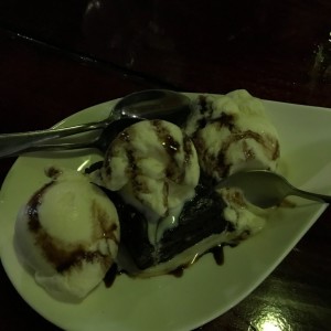 Brownie con helado